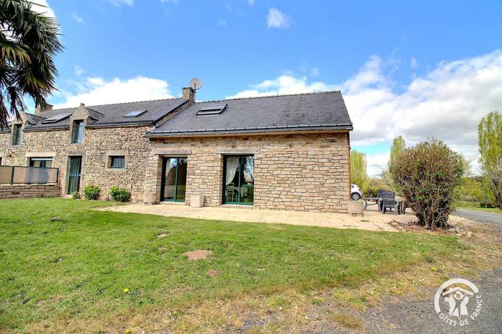 Gîte pour 8 personnes, avec Terrasse ainsi que Jardin et Vue à Marzan