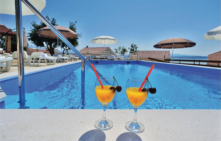 Ganze Ferienwohnung, Gemütliches Apartment mit Pool, Terrasse & WiFi, 2km zum Strand in Novigradsko More, Zadar