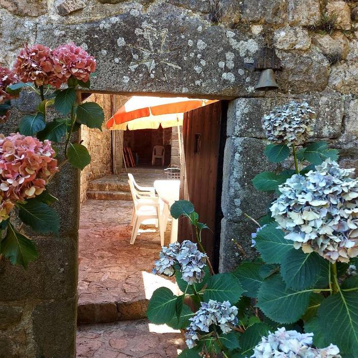 Location de vacances pour 6 personnes, avec Terrasse ainsi que Jardin et Vue à Saint-Sauveur-de-Montagut