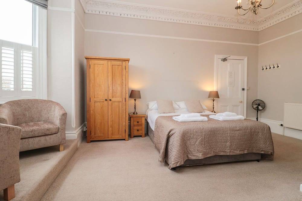 Bay Tree House, pet friendly, with a garden in Seaton, Devon in Devon