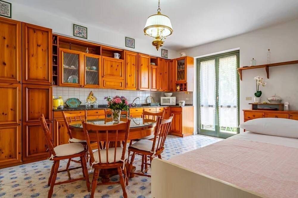 Apartamento entero, Cozy 55 sqm apartment in Mascali, ideal for 4 people. Equipped with air conditioning, and 2 balconies, the apartment offers comfort and convenience. Located just 1 minute walk from the beach, with a road next to the building providing direct access. Perf in Fondachello, Provincia de Catania