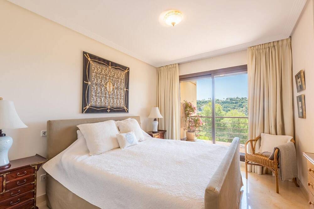 Entire apartment, Bright 3-bedroom apartment with terraces and pools in Benahavís in Los Arqueros, Benahavís