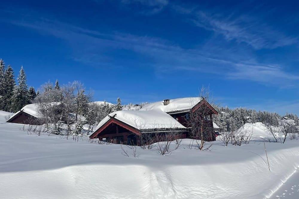 Hyggelig Hytte med Sauna og Innendørs Boblebadekar. Nær Skibakken og Sommarland in Bø