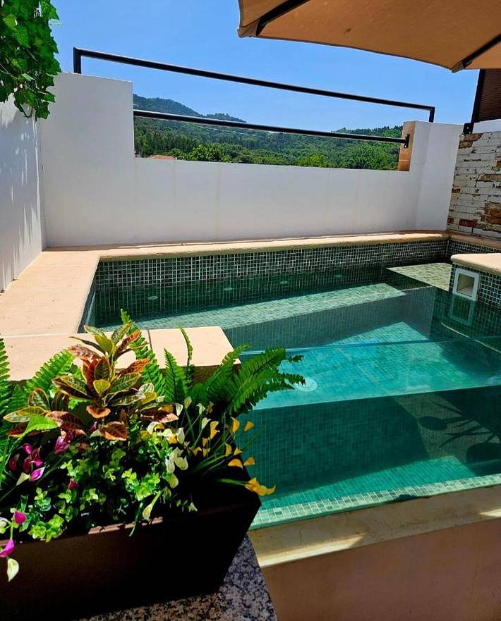 Apartamento para 7 personas, con vistas además de piscina y jardín en Jabugo