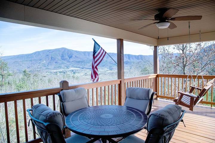 Vacation house for 4 people, with pool and hot tub as well as balcony and yard in Wears Valley