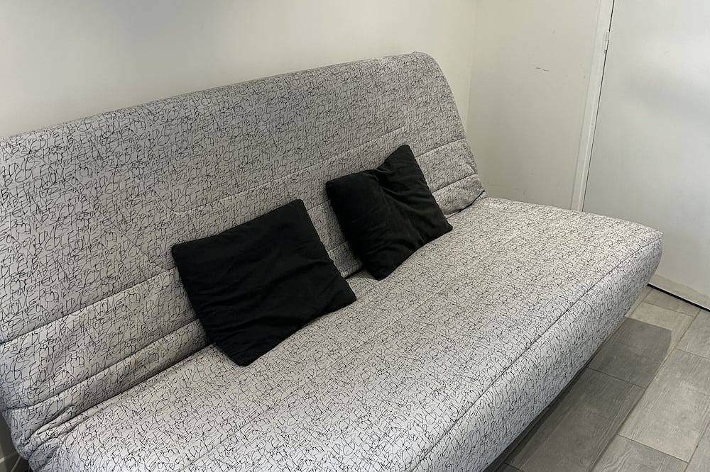 Studio with patio in Joinville-le-Pont, Valle del Marne
