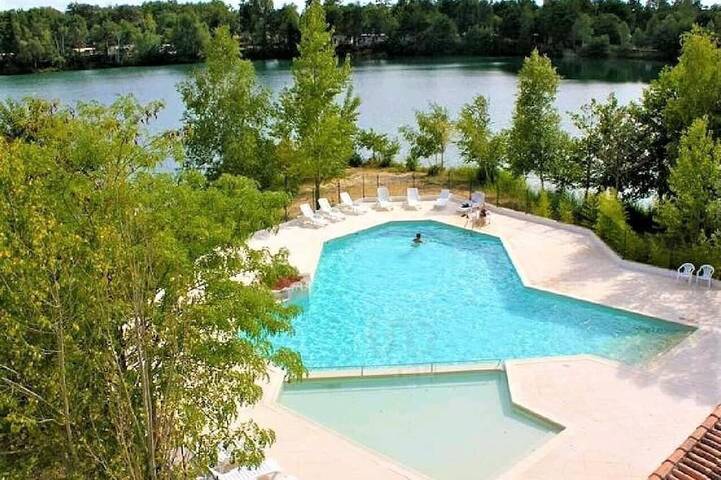 Mobil home pour 5 personnes, avec piscine ainsi que terrasse et jardin