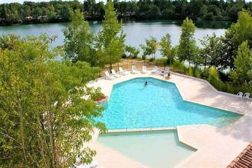Mobil home pour 5 personnes, avec jardin ainsi que piscine et terrasse dans Lac de Cadeuil