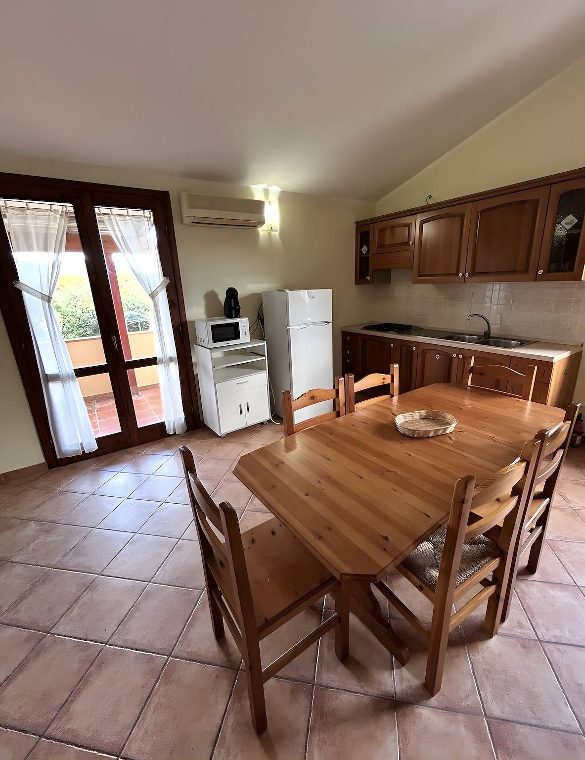 Appartamento intero, Villetta 'Ella' con terrazza privata, giardino privato e balcone in Spiaggia di Porto Pino, Porto Pino