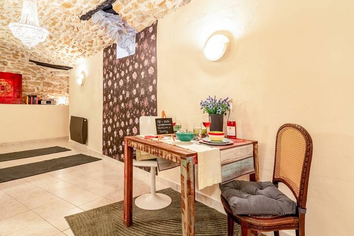 Entire apartment, Apartment 'Gite Vert - Paradis De Provence' with Shared Terrace and Wi-Fi in Le Pin, Nimes region