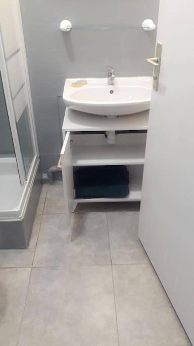 Gîte pour 2 personnes, avec jardin ainsi que vue et terrasse à Brue-Auriac - 2