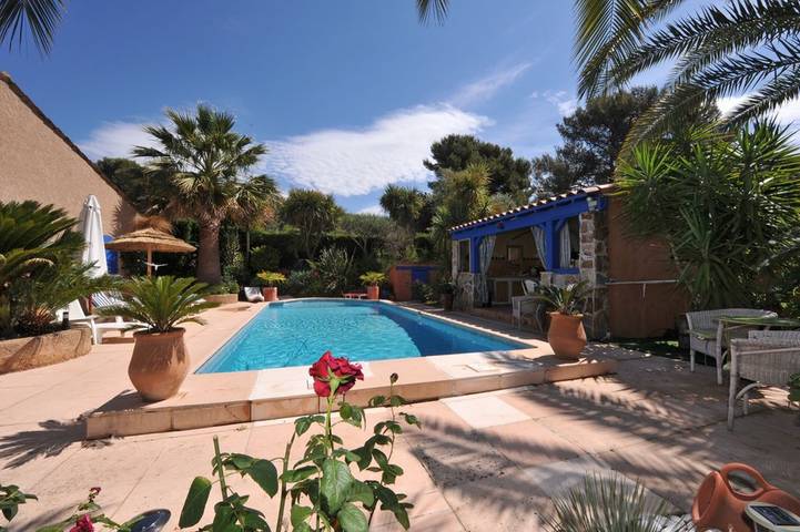Villa pour 12 personnes, avec terrasse et piscine, animaux acceptés à Carqueiranne