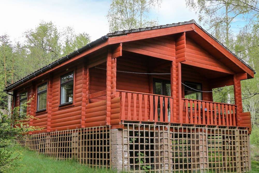 Eagle Lodge, pet friendly, with a garden in Strathpeffer in Strathpeffer, Highlands
