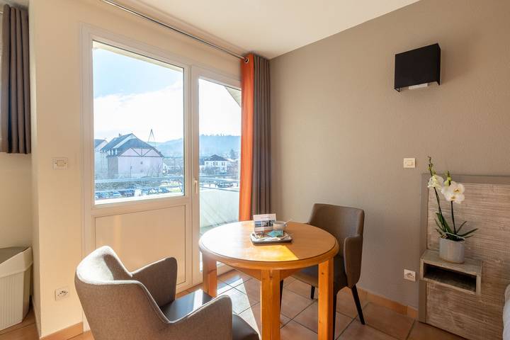 Studio entier, Studio pour 2 personnes avec balcon in Lons-le-Saunier, Jura