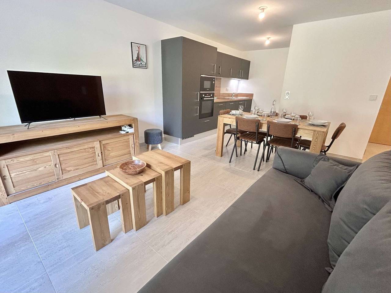 Entire apartment, Modern 3-Room Apartment, Ski-In Access, Sleeps 6, with Parking and Heated Ski Locker in Combloux in Combloux, Pays du Mont-Blanc