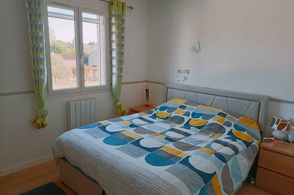 Comfortable family home with swimming pool, terrace and garden at the foot of the Alpilles mountains. in Sénas, Arles region