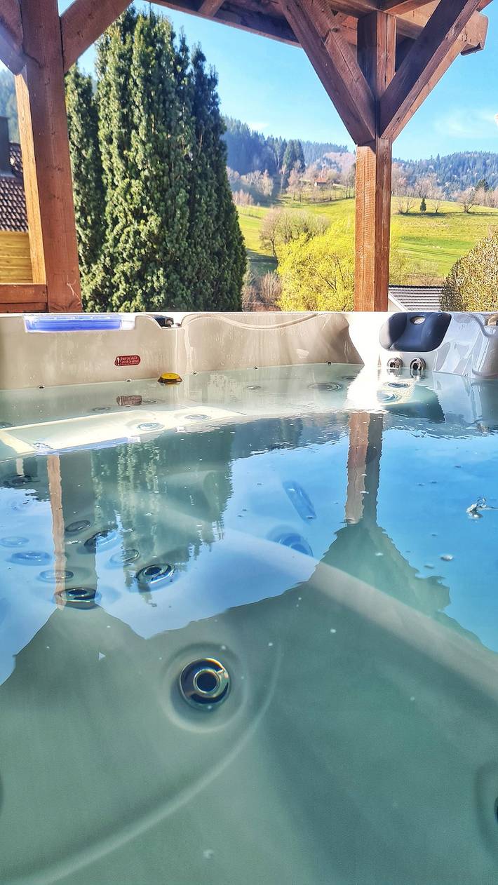 Apartamento entero, Apartamento 'Am Sommerrain' con vistas a la montaña, terraza privada y Wi-Fi in Elzach, Selva Negra (zona sur)