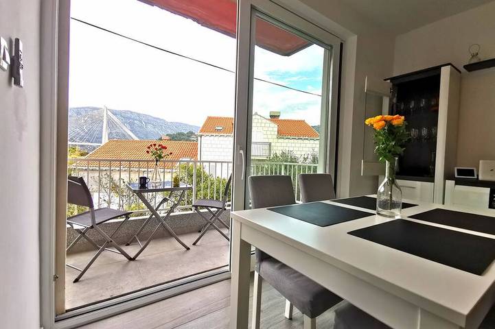 Ferienwohnung für 6 Personen, mit Balkon und Whirlpool in Grad Dubrovnik