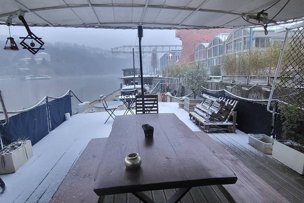 Atypical, peaceful houseboat in Confluence in Lyon, Rhône