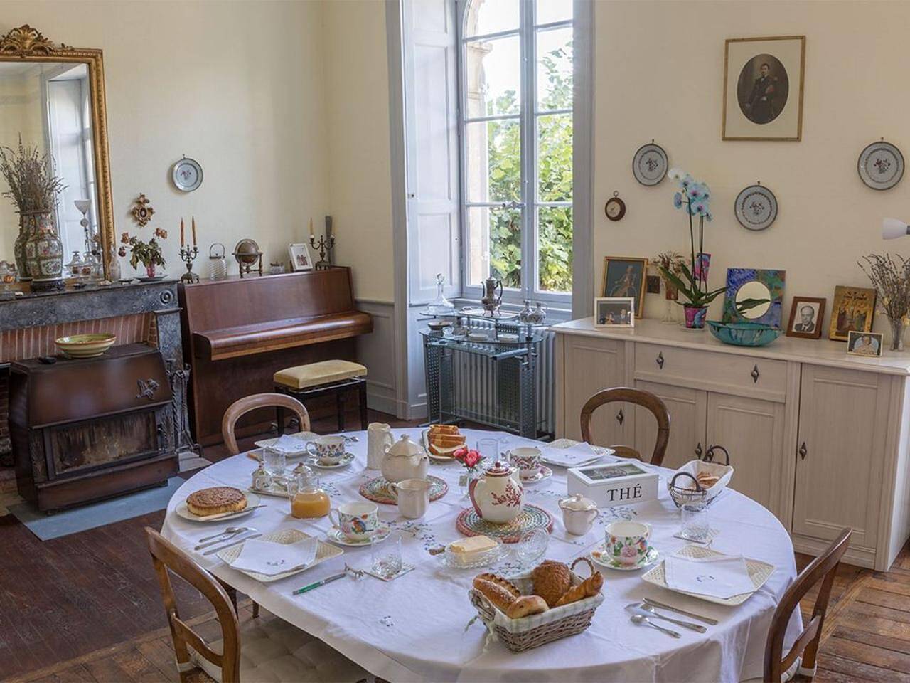 Maison d'hôtes 'Suite Belle Epoque' avec piscine partagée, jardin partagé et Wi-Fi in Fontenay-le-Comte