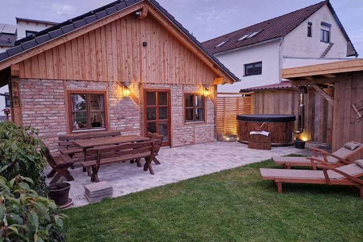 Chalet für 4 Personen, mit Garten und Whirlpool sowie Sauna und Terrasse
