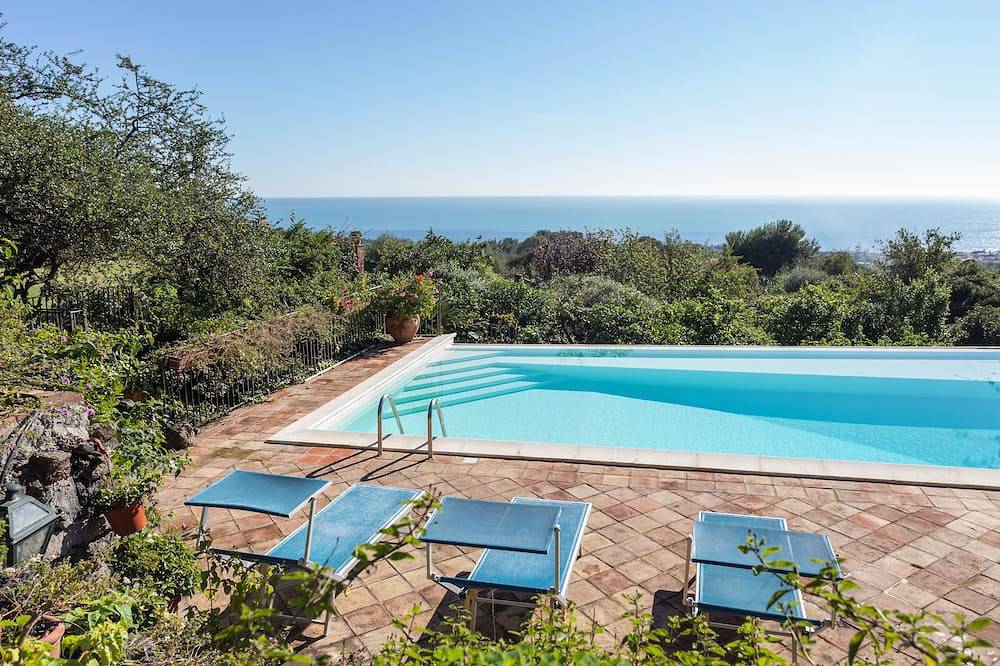 Villa Vanisia in Nizzeti, Aci Castello