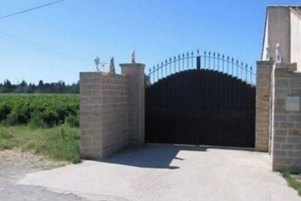 Entire apartment, Domaine des Oliviers-Appt for 2 to 4 people with swimming pool in Beaucaire, Nimes region