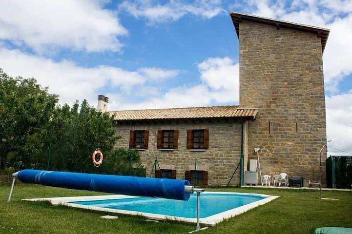 Cabaña para 10 personas, con piscina además de terraza y jardín en Navarra