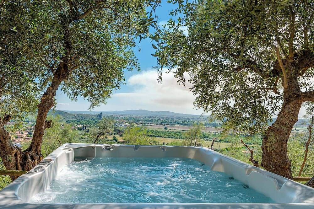 Vasca Idromassaggio-Agriturismo Fattoria La Pieve-Cottage Olivo a 8 km da Pisa in Calci, Pisa e dintorni