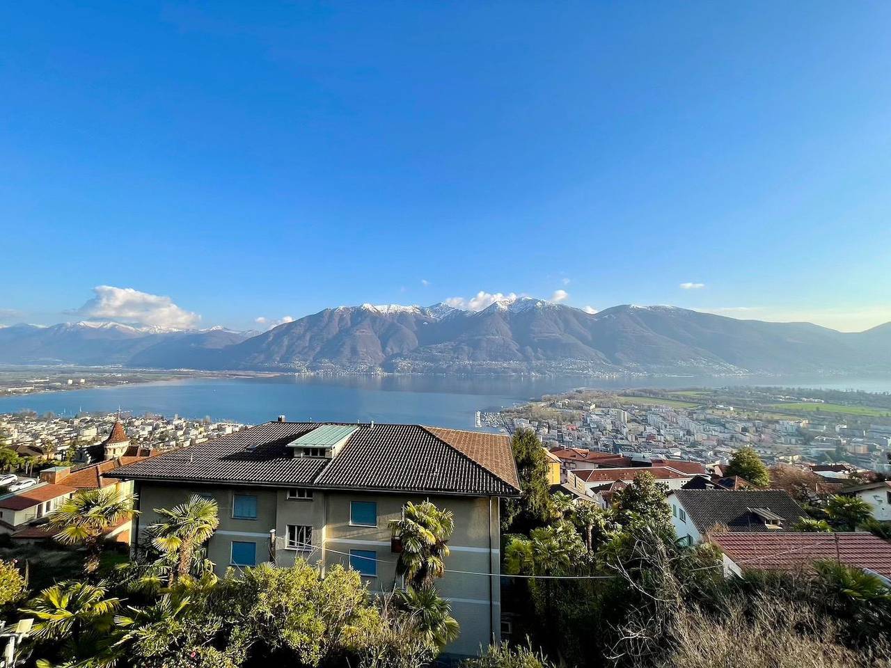 Ganze Wohnung, Eck-Wohnung im 2. Stock für 1-4 Personen. in Orselina, Tessiner Alpen