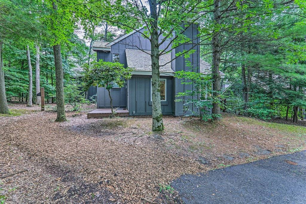 Unwind Fireside & Walk to Slopes! Poconos Getaway in Blakeslee, Carbon County (PA)