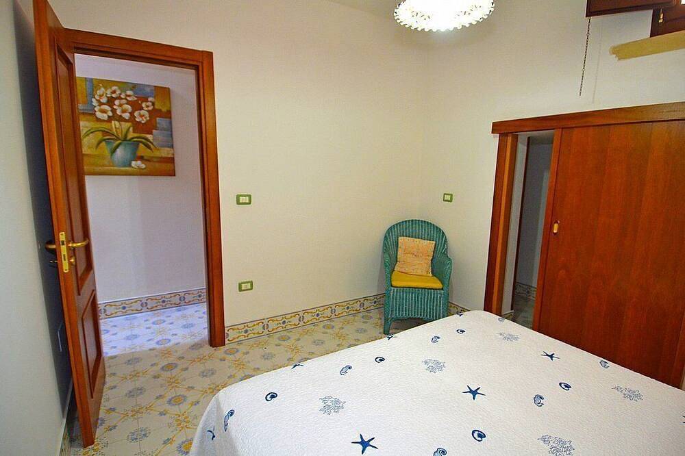 Casa Ria A: A welcoming two-story apartment that is part of a villa situated at a short distance from the beach, with Free Wi-Fi. in Marina di San Gregorio, Patù