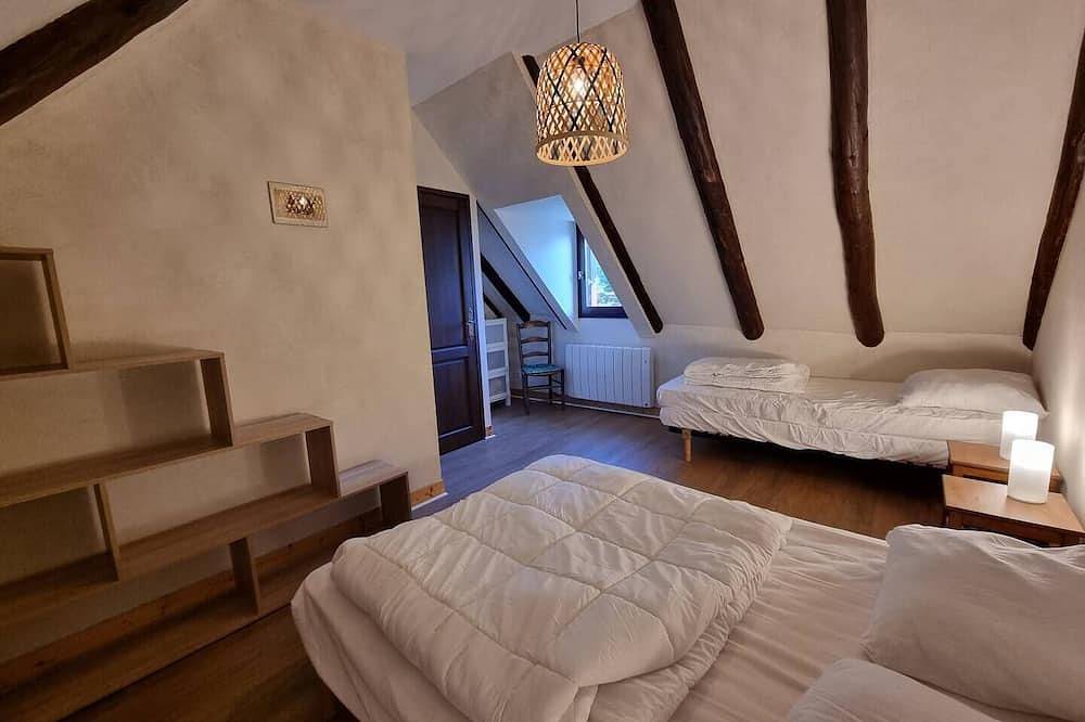 Grande maison de campagne avec jardin clôturé, animaux de compagnie acceptés. in Bazus-Aure, Parc national des Pyrénées