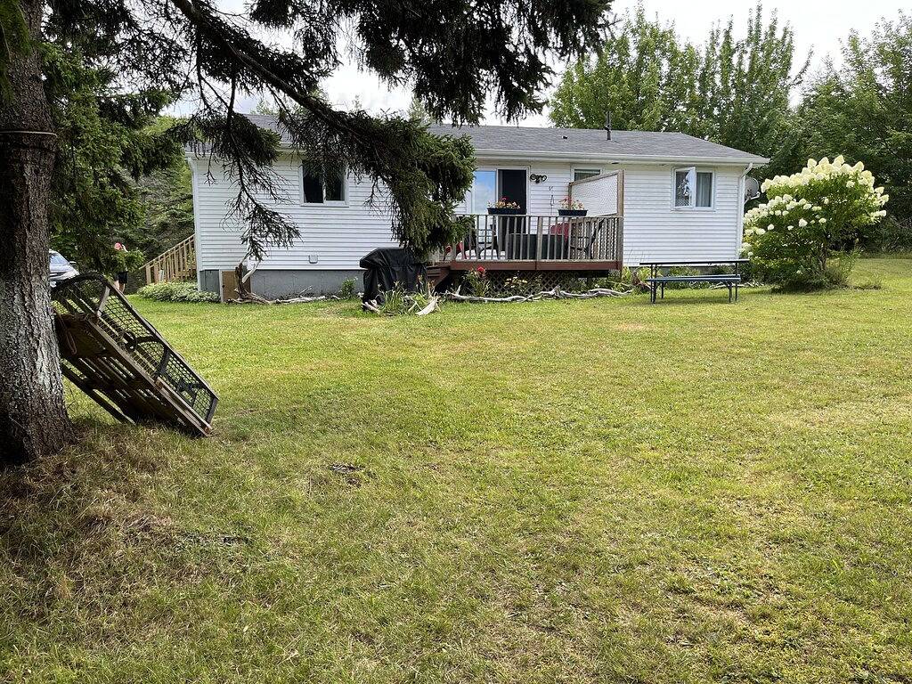 Writer’s Retreat. Secluded Waterfront Bras d’Or Lake, Cape Breton in Richmond County