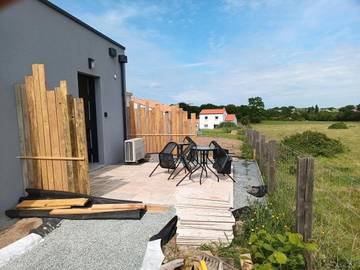 Gîte pour 4 personnes, avec vue ainsi que terrasse et jardin à La Verrie