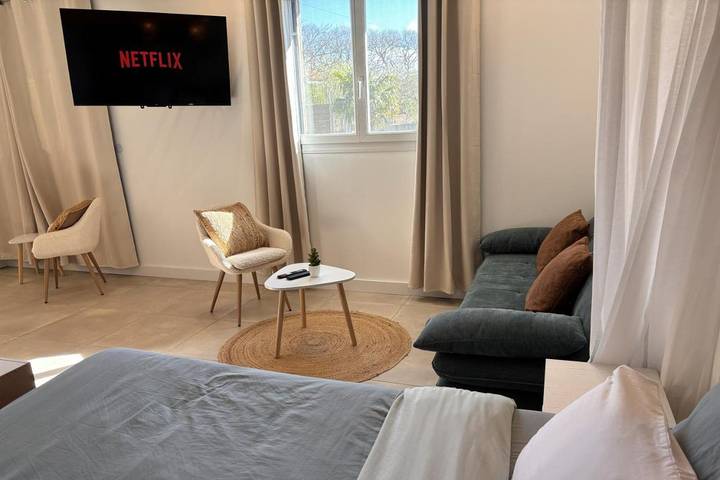 Maison de vacances pour 4 personnes, avec Jacuzzi et Terrasse ainsi que Jardin et Piscine dans le Tarn