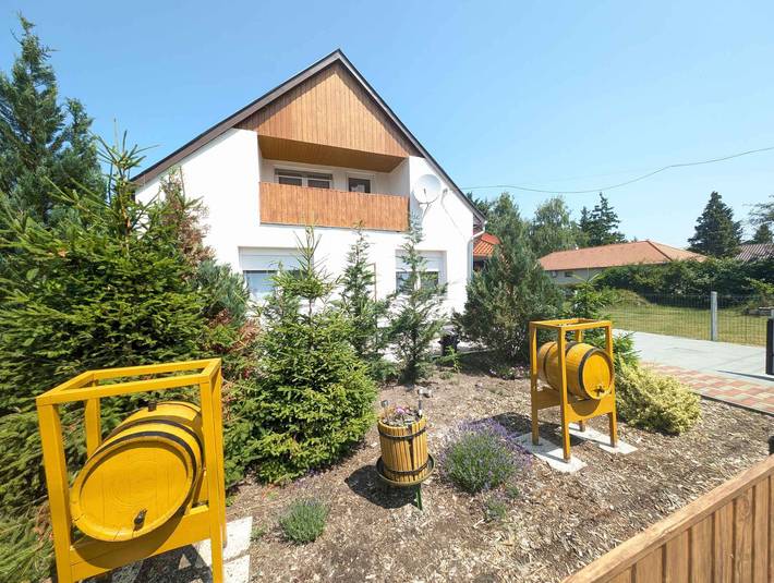 Ferienhaus mit großem Garten, WLAN und Klimaanlage in Balatonfenyves, Plattensee Südufer