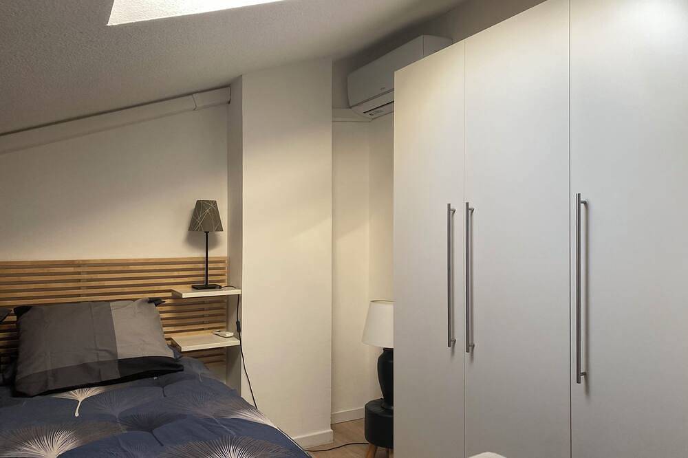 Le petit atelier in Provence with swimming pool and air conditioning in Eyguières, Region de Arles