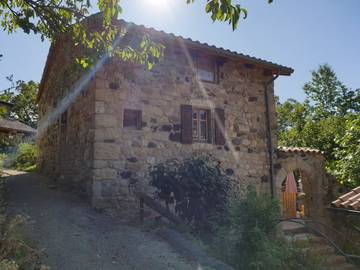 Gîte pour 4 personnes, avec piscine à Aizac