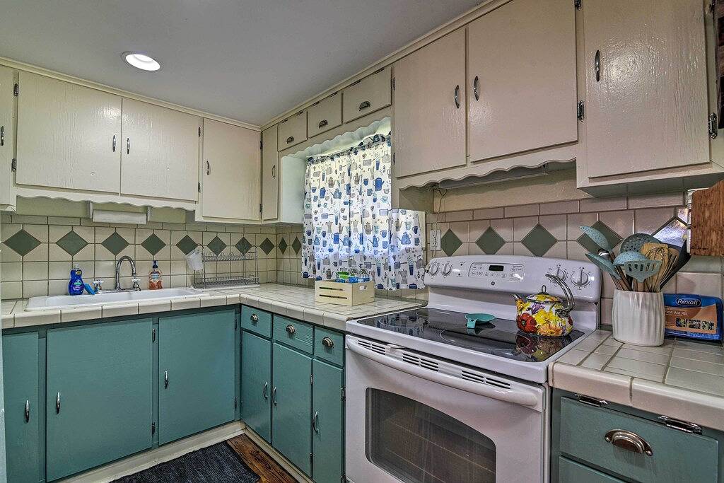 2 Mi to Marina: Inglis Retreat w/ Boat Parking in Inglis, Levy County