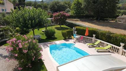 Gîte pour 3 personnes, avec piscine et jardin à Mazaugues