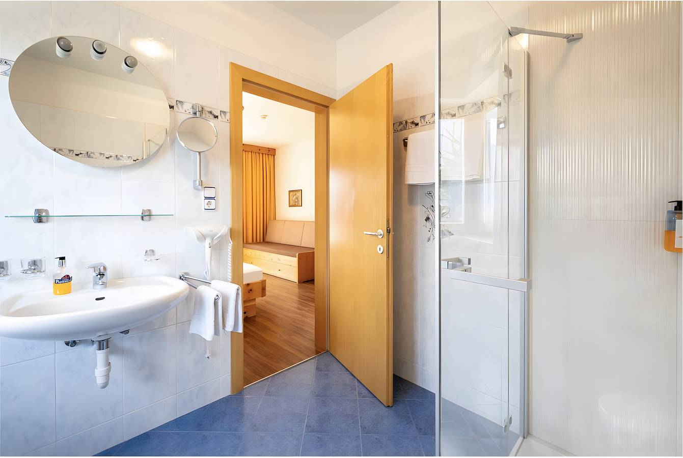 Room 'Silber Zimmer 2' with Mountain View, Wi-Fi and Air Conditioning in Tyrol (South Tyrol), Texel Group