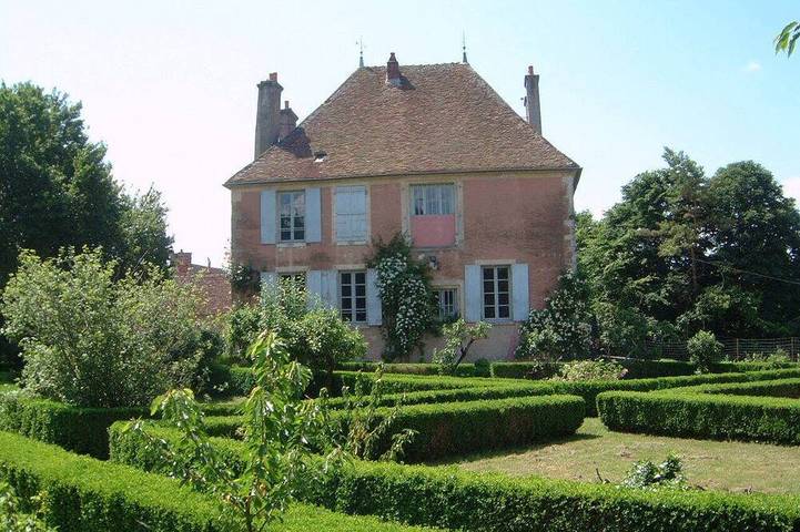 Location de vacances pour 8 personnes, avec Terrasse et Jardin à Entrains-sur-Nohain