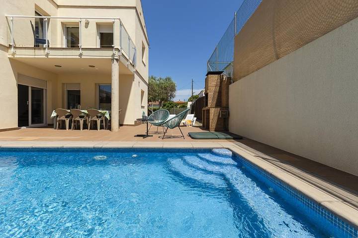 Chalet para 7 personas, con terraza además de jardín y vistas, Se admiten mascotas en Alt Empordà - 4