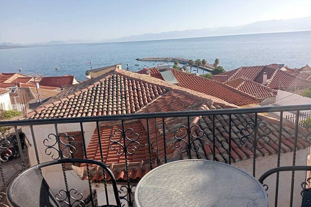 Your Koroni Escape Starts Here: Central Apartment near Zaga Beach and Tavernas.  in Koroni, Messenien