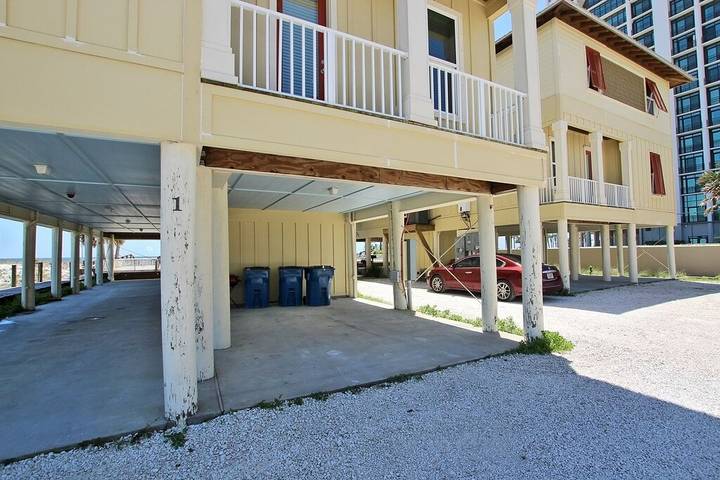 Vacation house for 24 people, with balcony and pool by Orange Beach