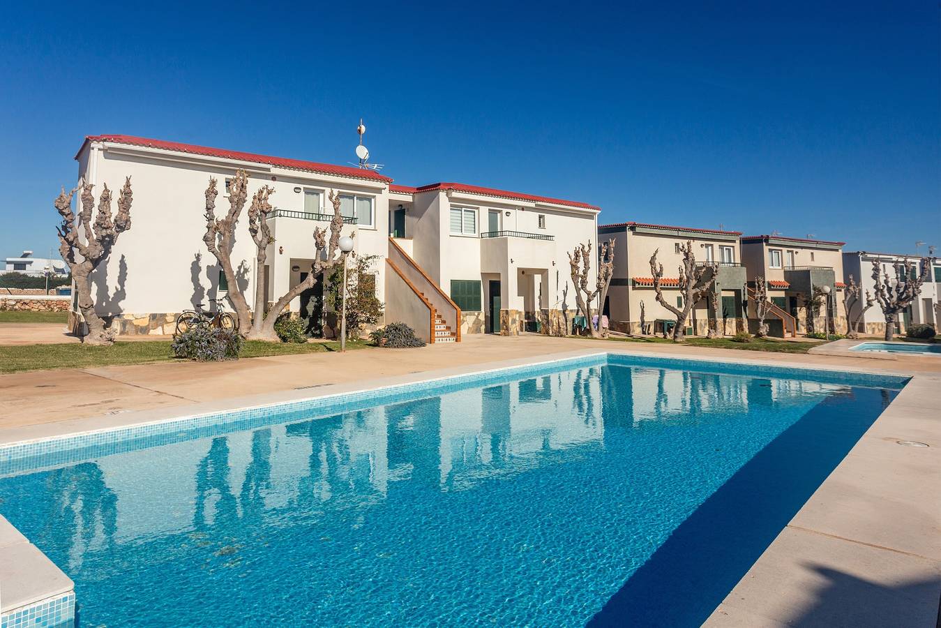 Apartamento entero, Apartamento 'Cala En Forcat' con piscina compartida, terraza privada y Wi-Fi in Cala Blanes, Ciudadela