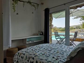 Location de vacances pour 4 personnes, avec piscine ainsi que jardin et vue à Grane