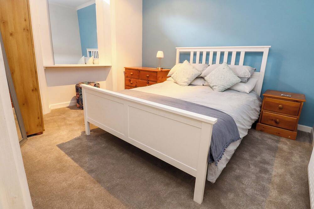 Flat 2, Dorstan, pet friendly, country holiday cottage in Arnside in Arnside, Lake District