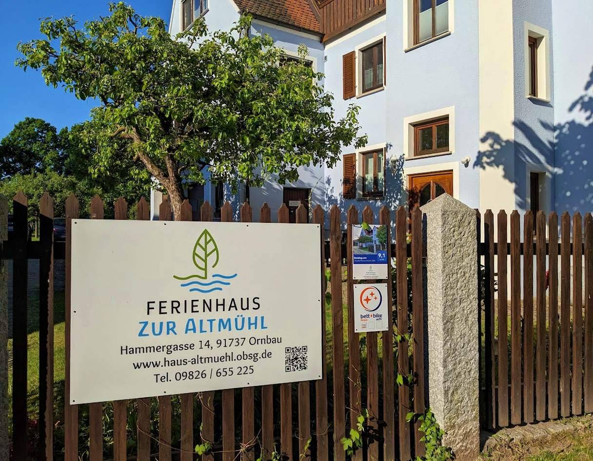 Ferienhaus zur Altmühl - Gartenhaus rot mit einem Schlafzimmer in Ornbau, Fränkisches Seenland